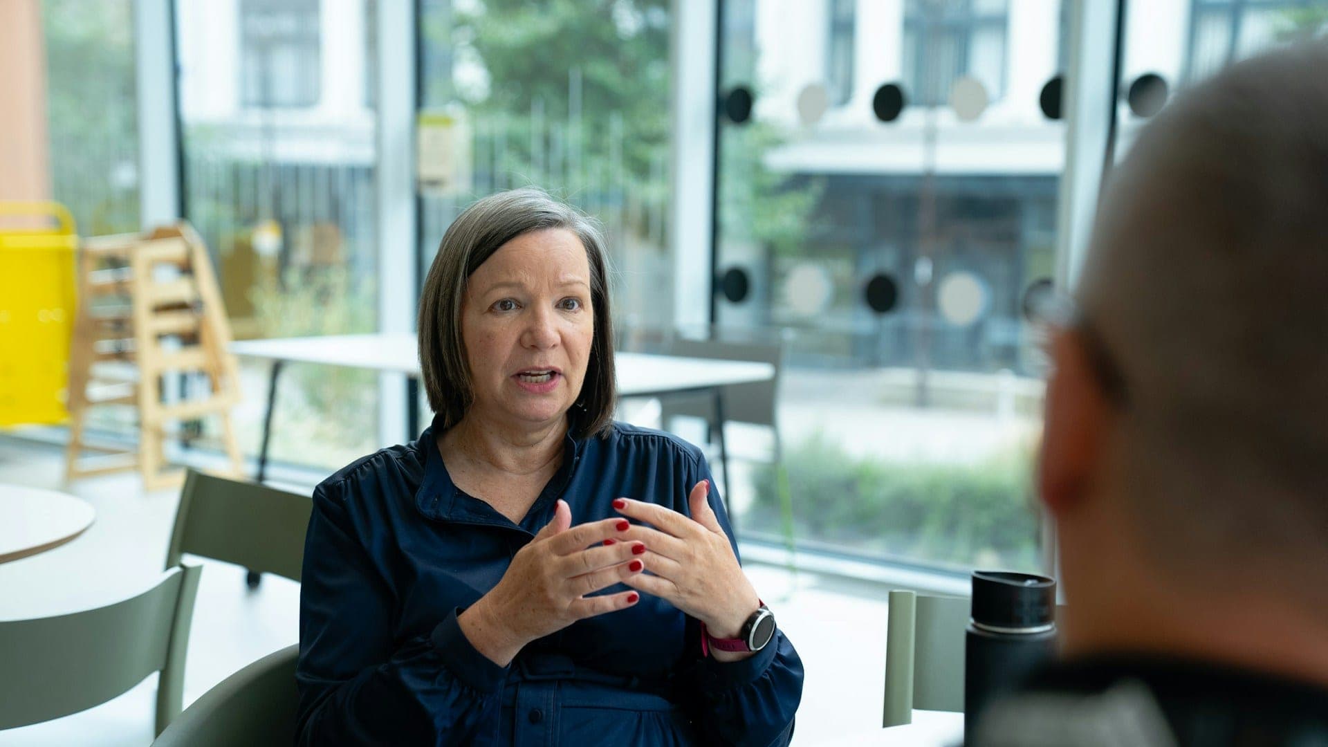 Conseillère AGI en rendez-vous avec un client à Vincennes