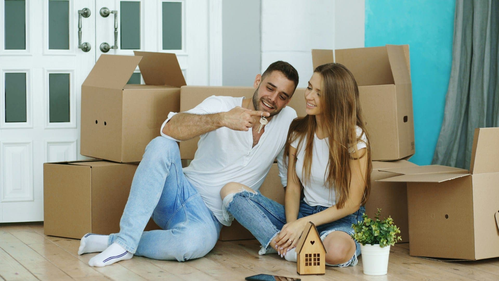 Couple devant sa nouvelle maison — assurance habitation